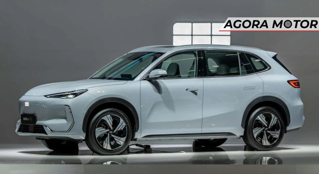 Carro da Geely branco parado de lado.