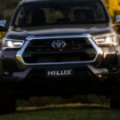 Uma Hilux cinza parada de frente.
