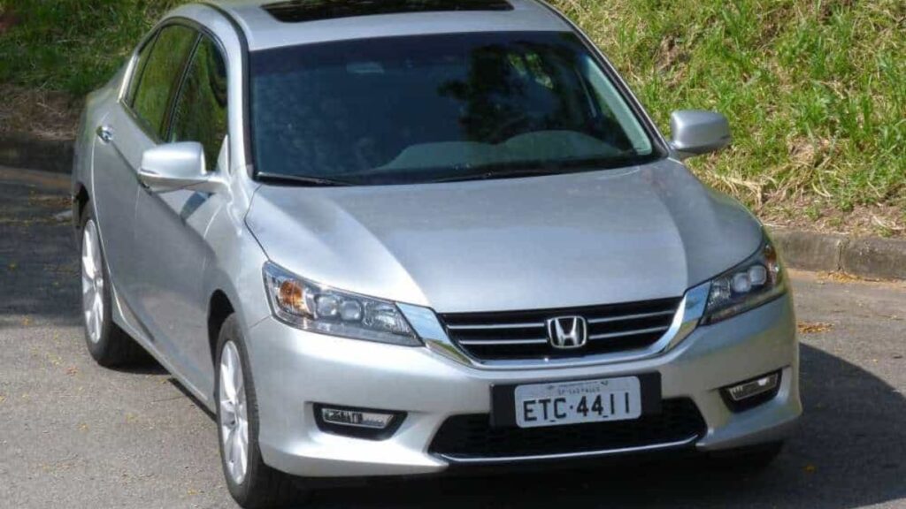 Accord cinza em movimento na estrada.