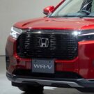 Honda WR-V vermelho parado na diagonal.