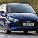 Hyundai i20 2025 azul na estrada.