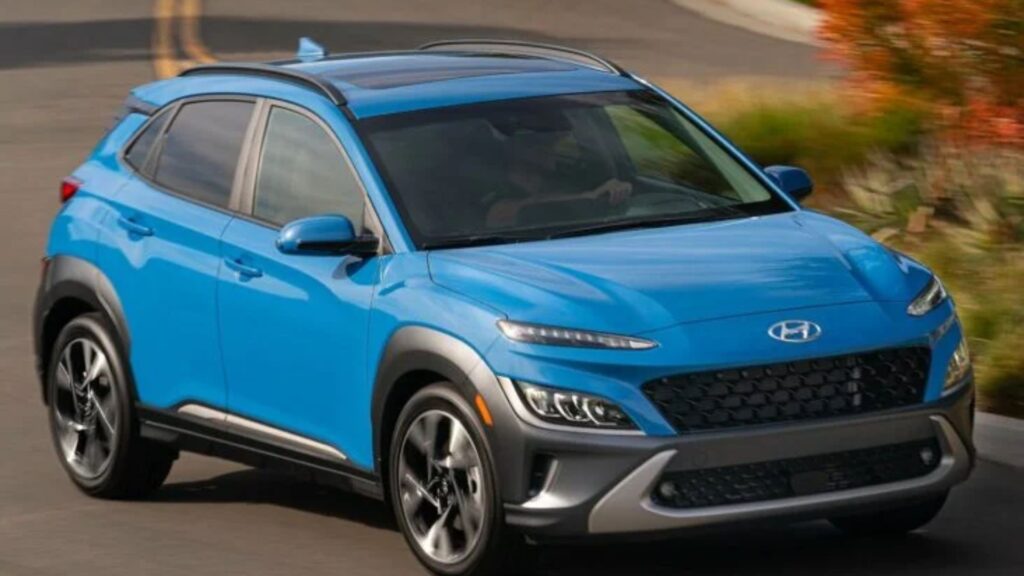Hyundai Kona Híbrido azul fazendo uma curva.