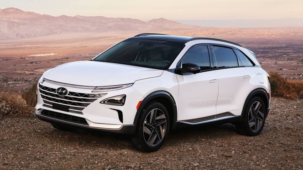 Hyundai Nexo branco na diagonal.