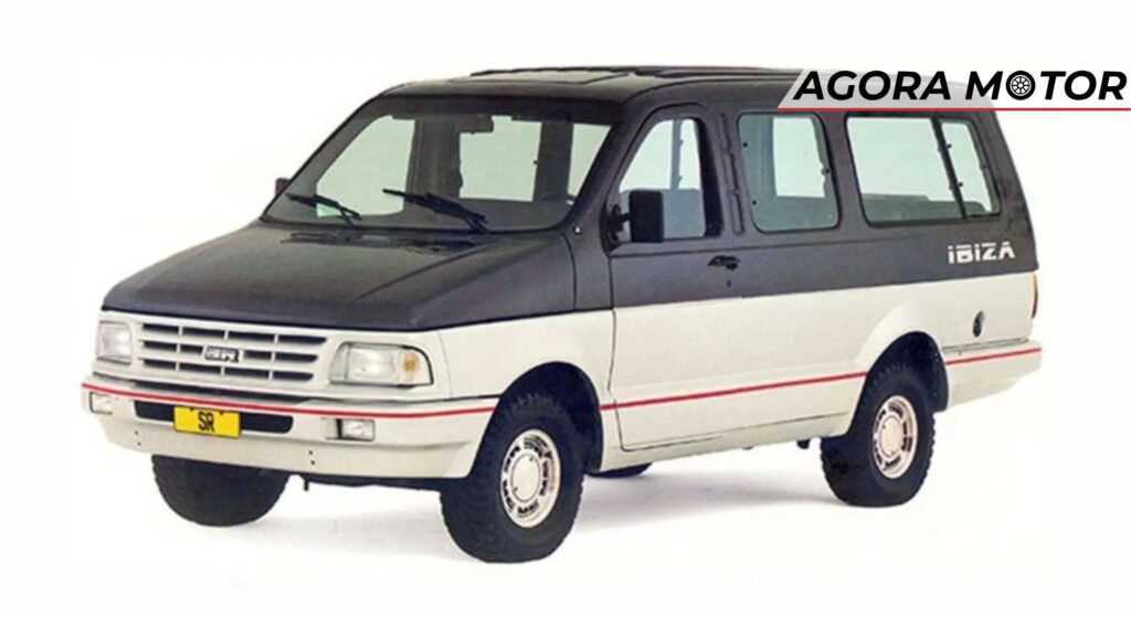 Ford Ibiza branco parado na diagonal.