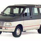 Ford Ibiza branco parado na diagonal.