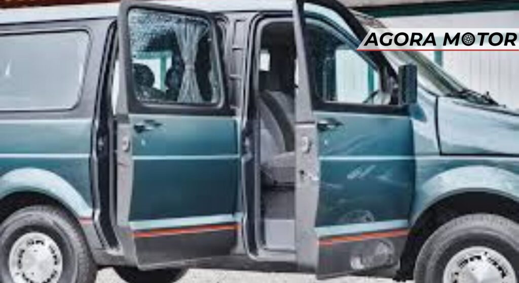 Ford Ibiza azul de lado.