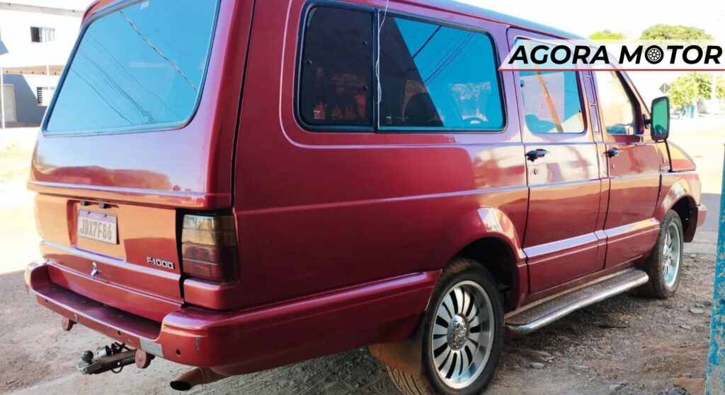 Ford Ibiza vermelho parado na diagonal.