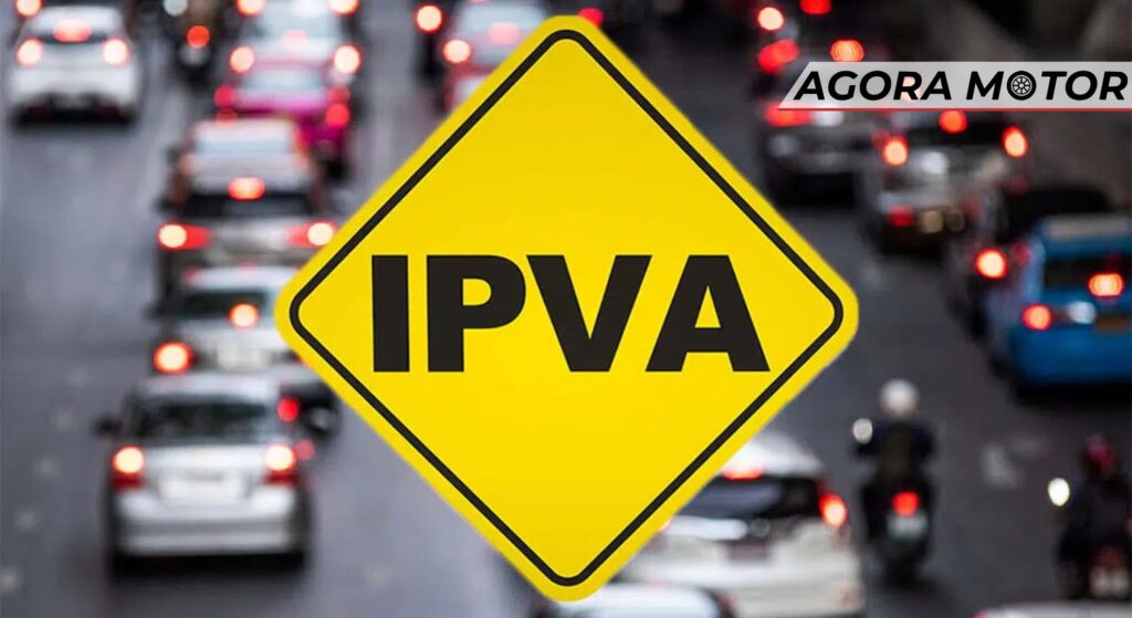 Placa de IPVA na frente de carros.