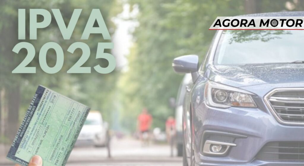IPVA 2025 segurando documento de IPVA e com um carro atrás.
