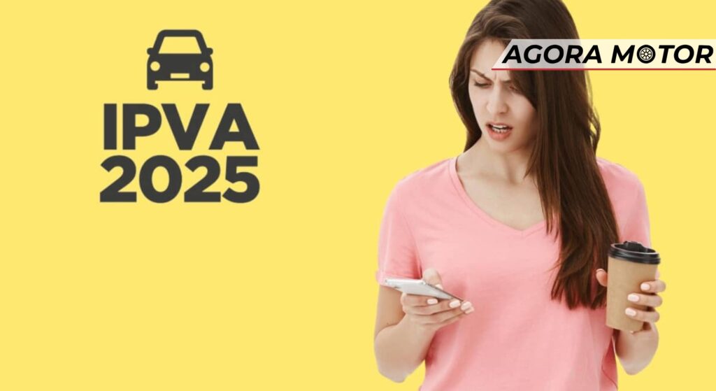 Mulher vendo no celular seu IPVA.