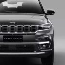 Jeep Commander cinza parado de frente.