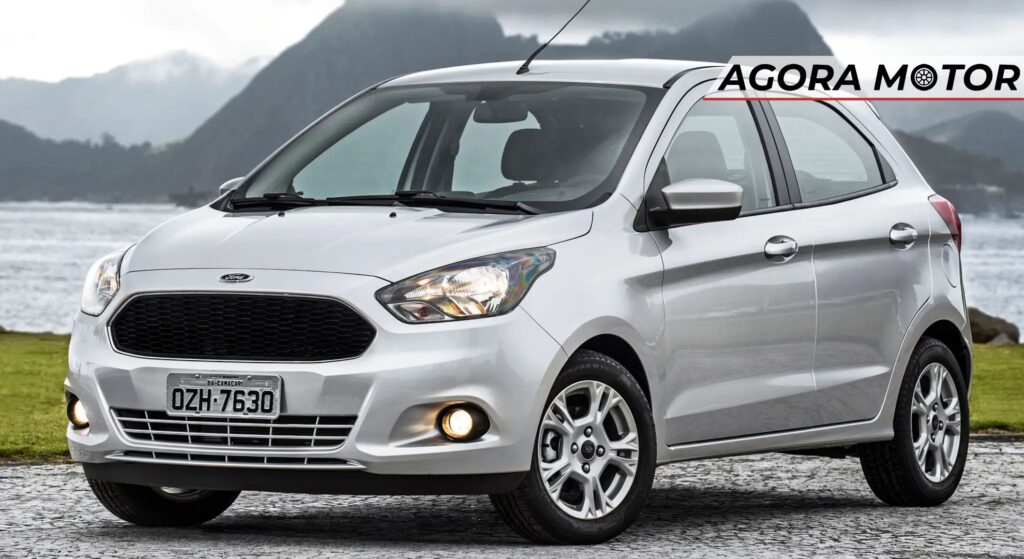 Ford Ka prata parado na diagonal.