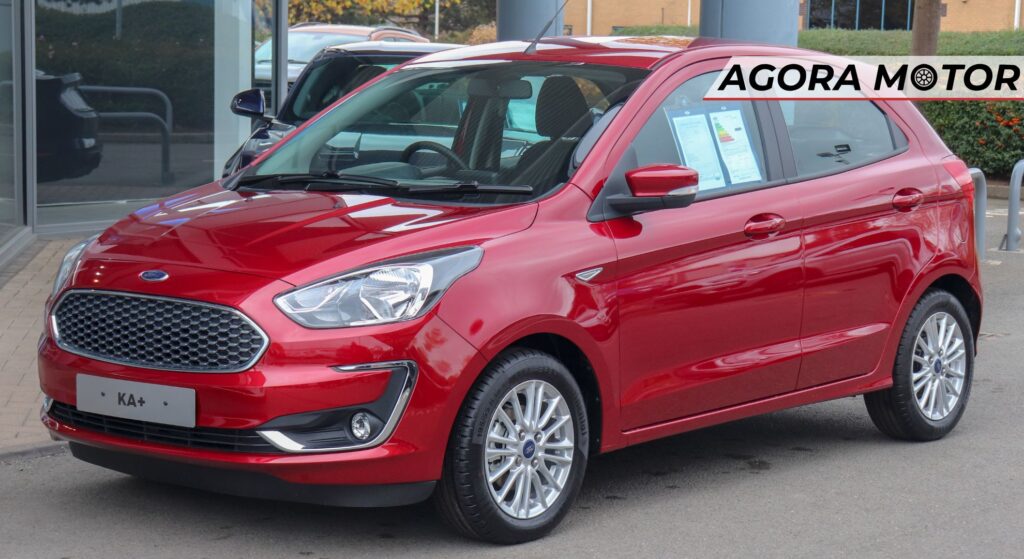 Ford Ka vermelho parado na diagonal.