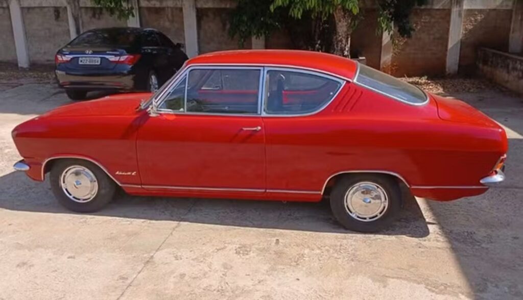 Kadett vermelho a novela ainda estou aqui.