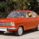 Kadett vermelho a novela ainda estou aqui.