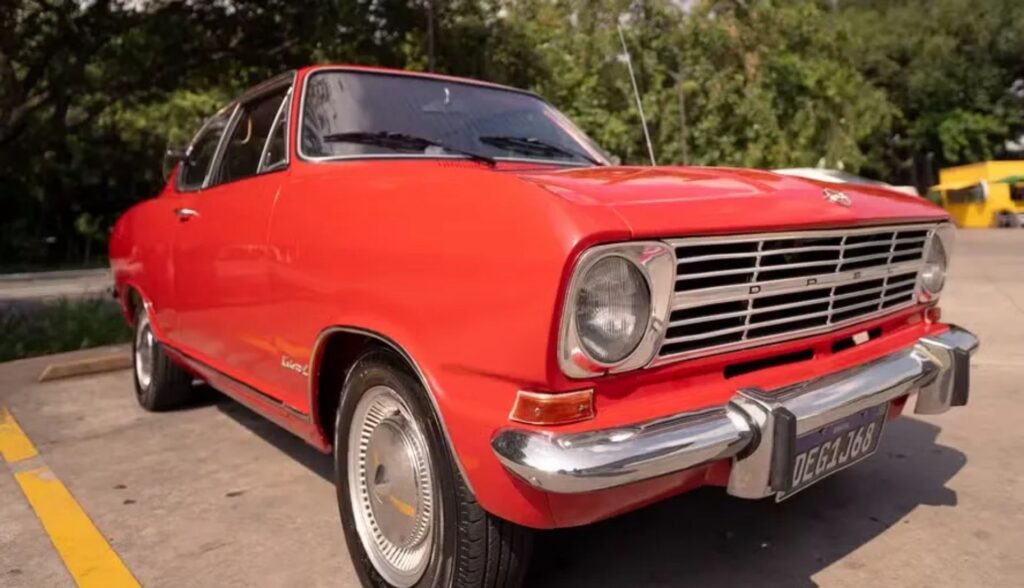 Kadett vermelho a novela ainda estou aqui.