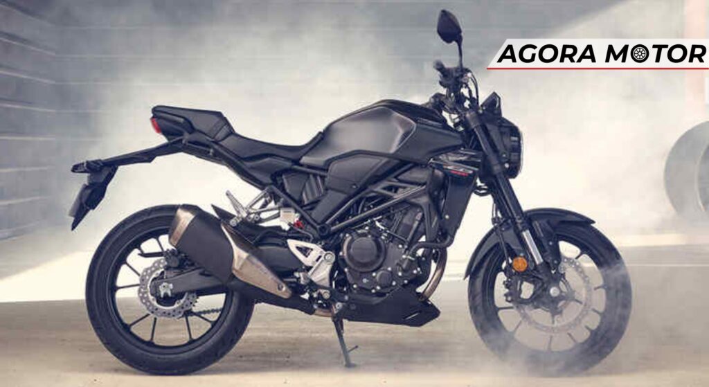 Motos: Kawasaki preta parada de lado.