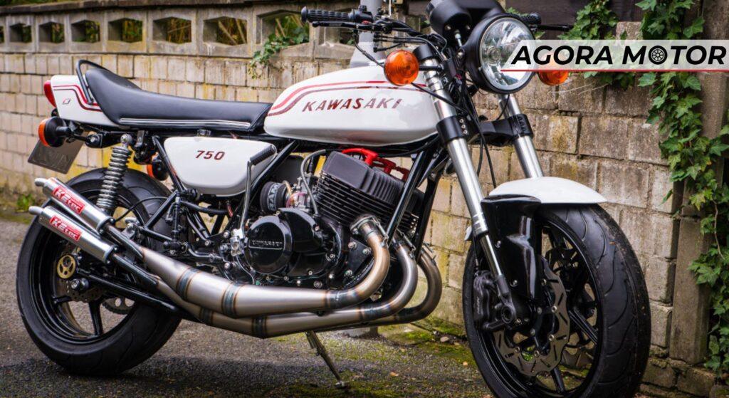 Kawasaki branca parada de lado.