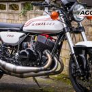 Kawasaki branca parada de lado.