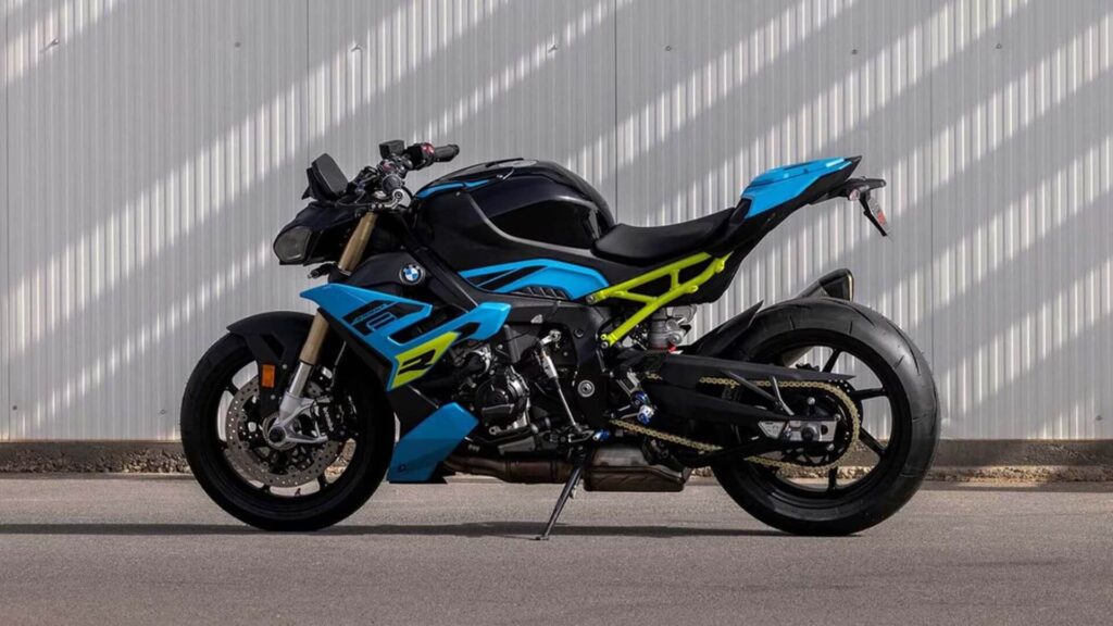 lateral bmw s 1000 r azul com detalhes em amarelo e preto 