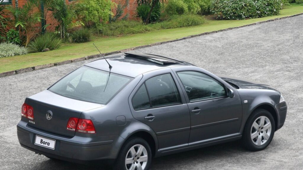 lateral volkswagen bora cinza escuro