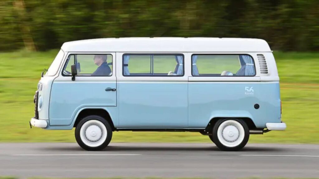 lateral volkswagen kombi azul com branca