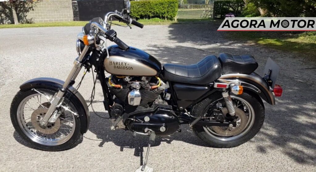 Harley-Davidson preta parada de lado.