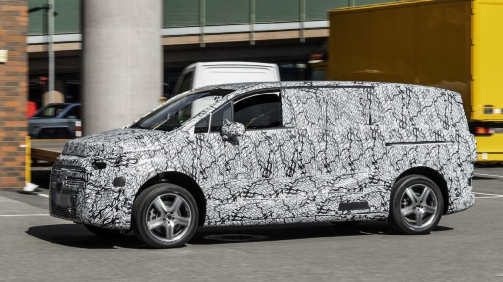 Mercedes-Benz VAN.EA camuflada de lado.