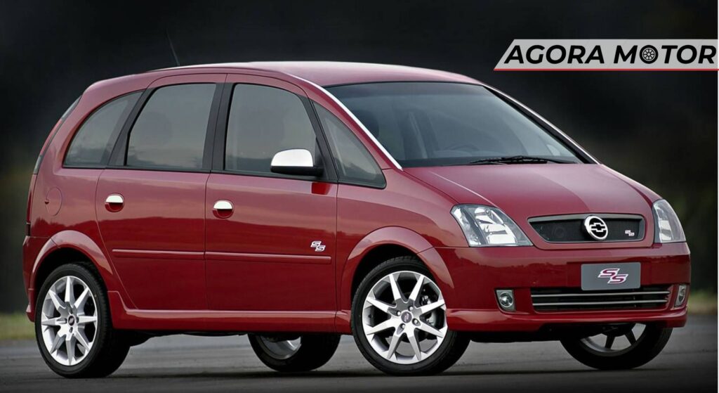 Chevrolet Meriva vermelho parado de lado.