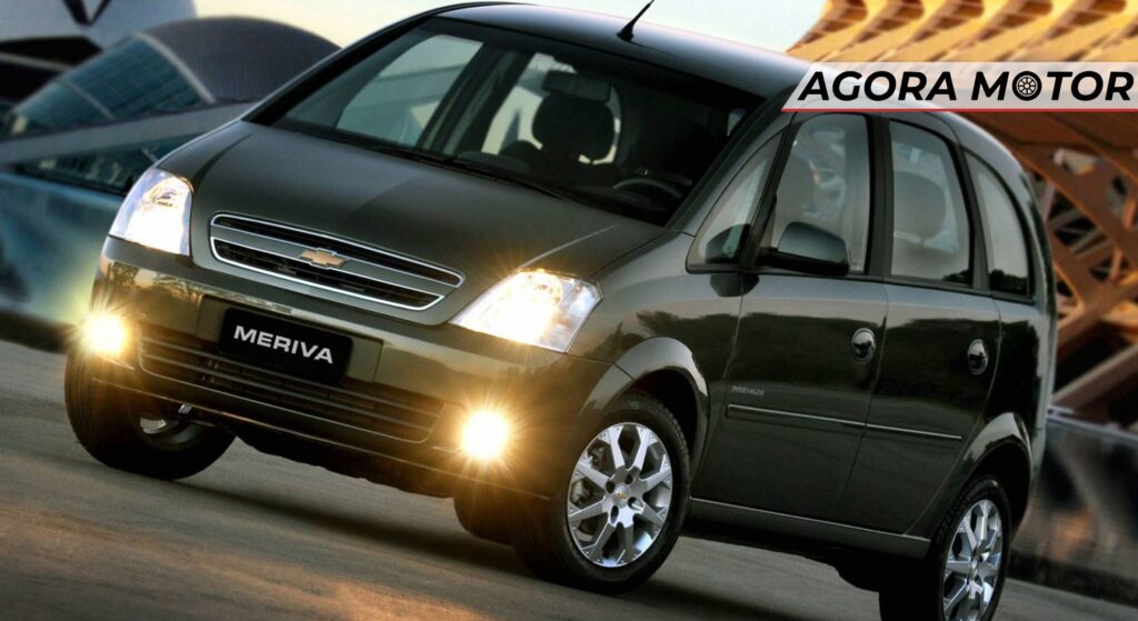 Chevrolet Meriva preto parado na diagonal.