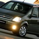 Chevrolet Meriva preto parado na diagonal.