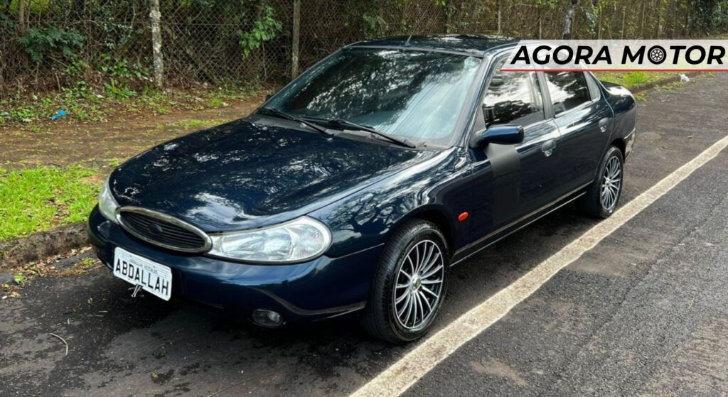Ford Mondeo preto parado na diagonal.