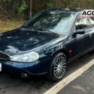 Ford Mondeo preto parado na diagonal.