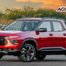 Chevrolet Montana vermelho parado na diagonal.