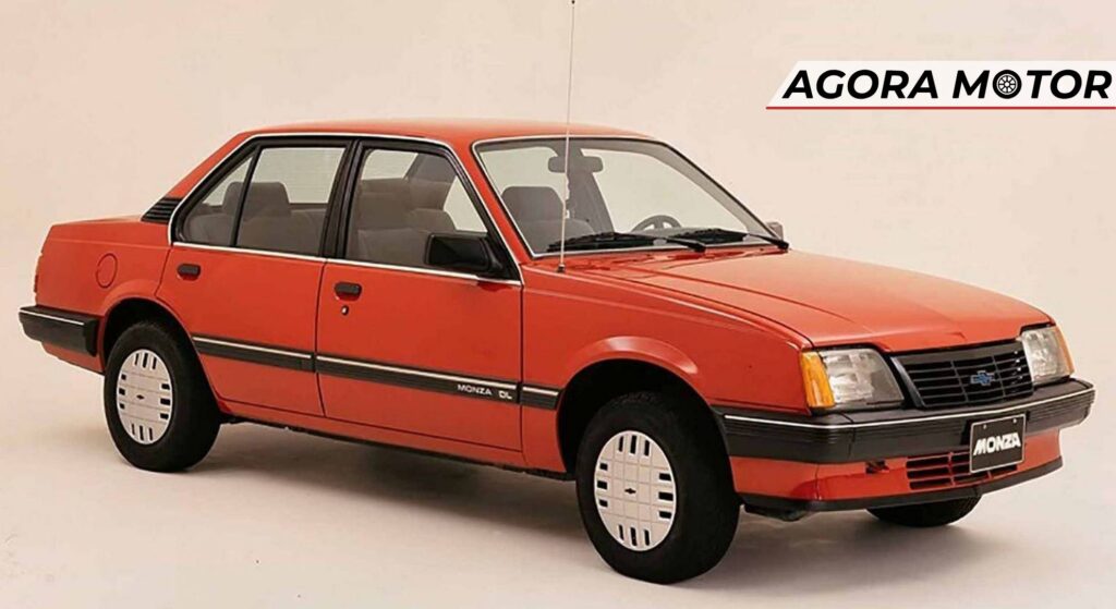 Chevrolet Monza laranja parado na diagonal.