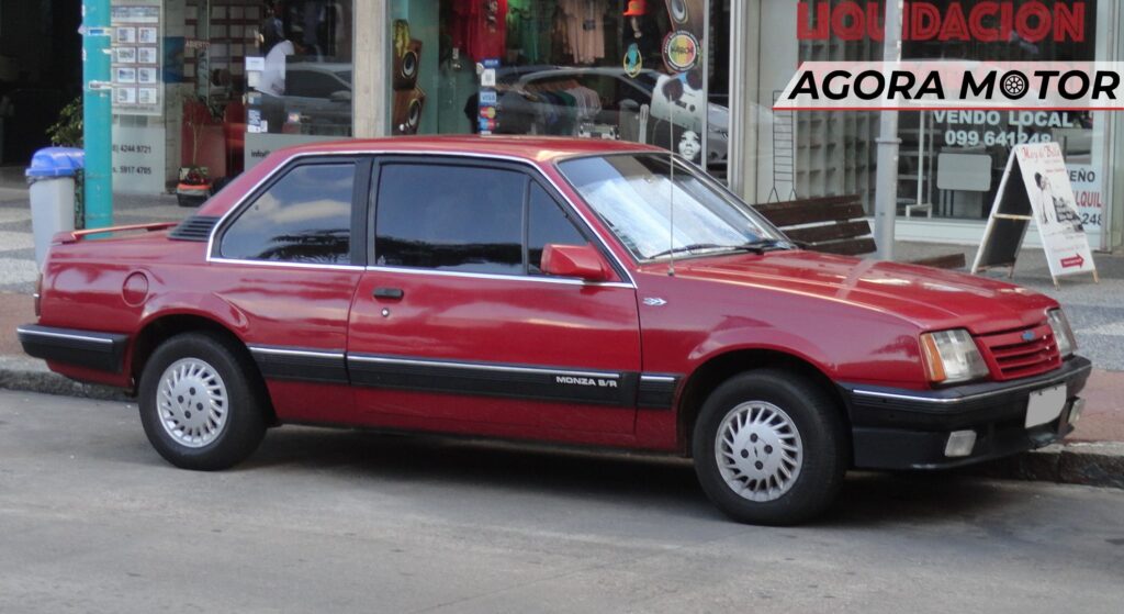Chevrolet Monza vermelho de lado.