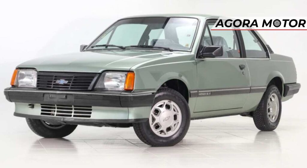 Chevrolet Monza prata parado na diagnal.