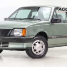 Chevrolet Monza prata parado na diagnal.