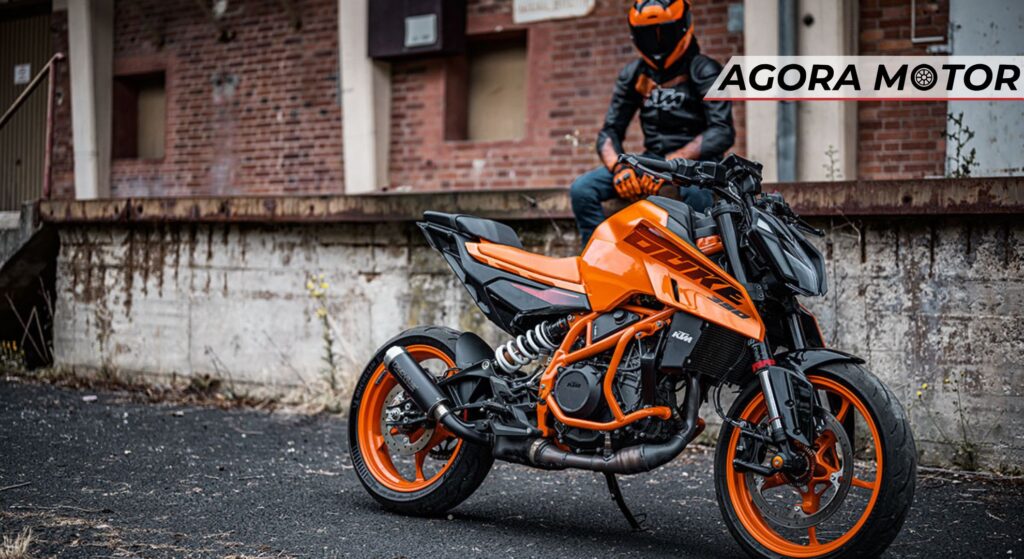 Moto Duke laranja parada de lado.