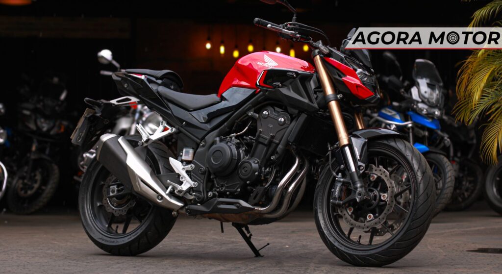 motos: Honda vermelha parada de lado.