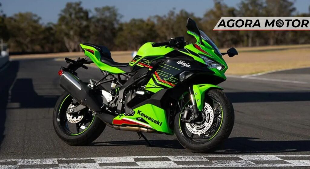 Kawasaki verde parada de lado.