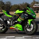 Kawasaki verde parada de lado.