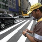 Homem dando multas de trânsito.