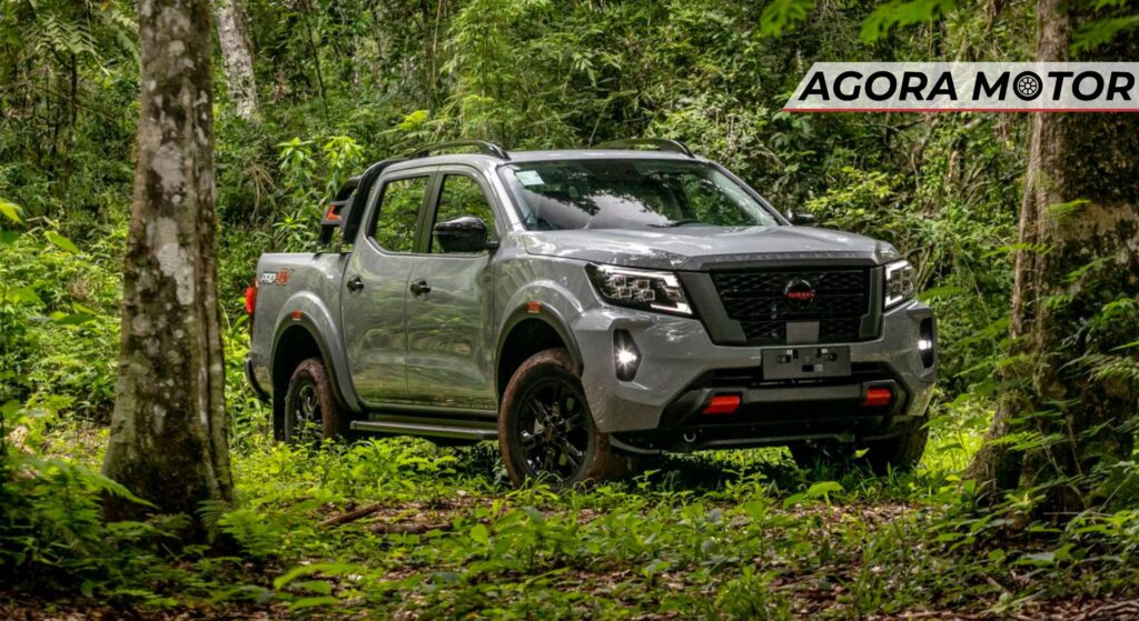 Nissan cinza parada na diagonal.