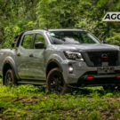 Nissan cinza parada na diagonal.