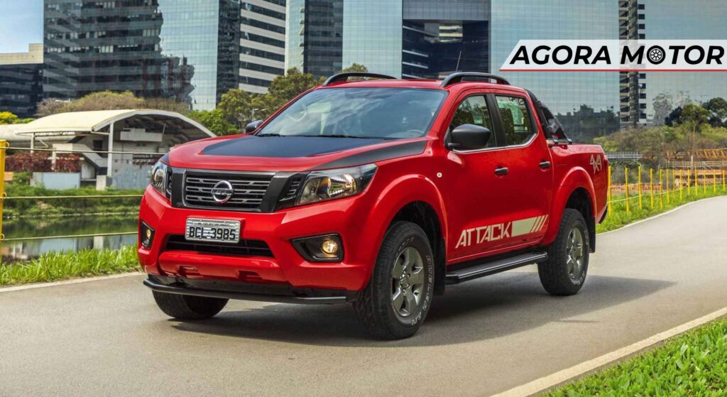 Nissan vermelho em velocidade.