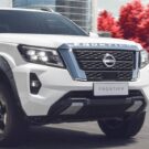 Nissan Frontier Branco em velocidade.