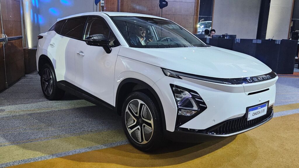 Omoda 5 branco na diagonal em uma exposição.