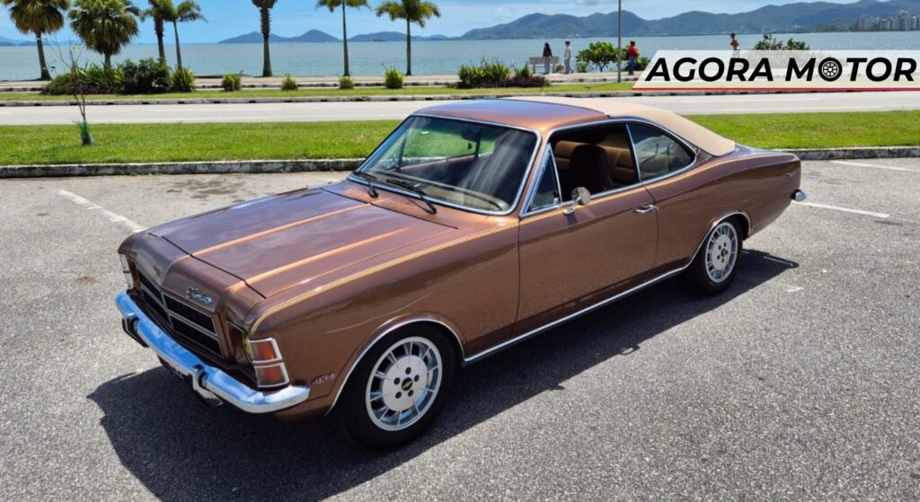 Chevrolet Opala marrom parado na diagonal.