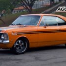 Chevrolet Opala laranja de lado.